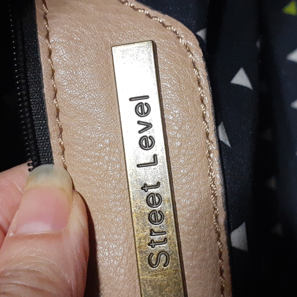 Tan purse by street level - Picture 9 of 9
